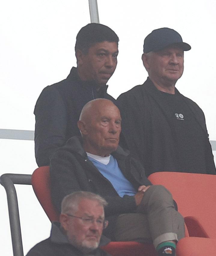 对赫内斯对, 常到场, 世界和我们 对赫内斯对, 常到场, 世界和我们